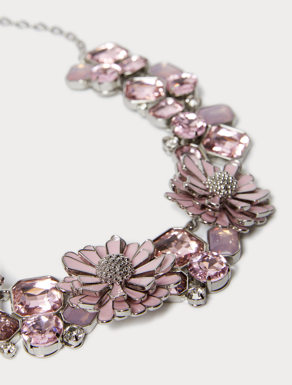 Necklace with cabochon gemstone