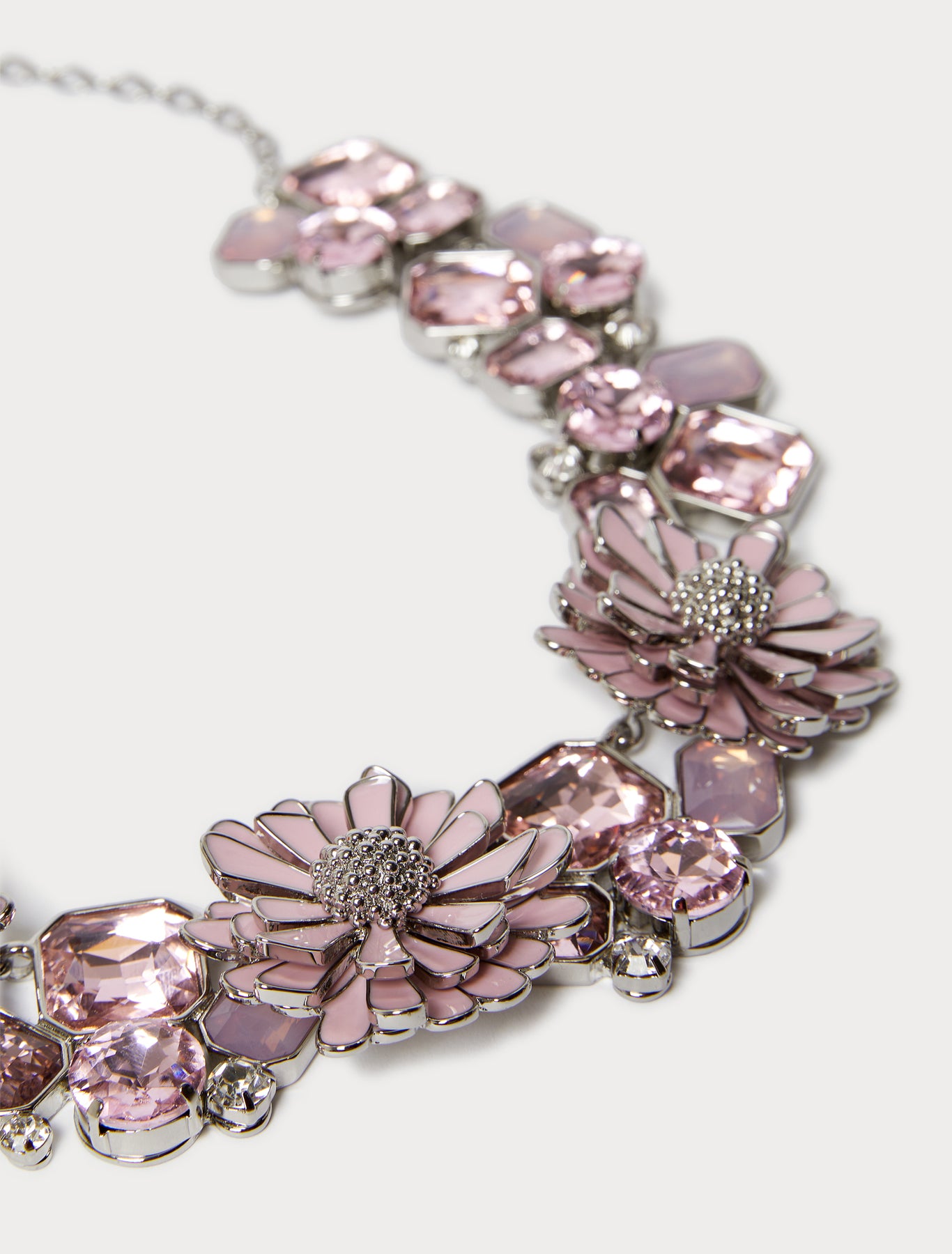 Necklace with cabochon gemstone