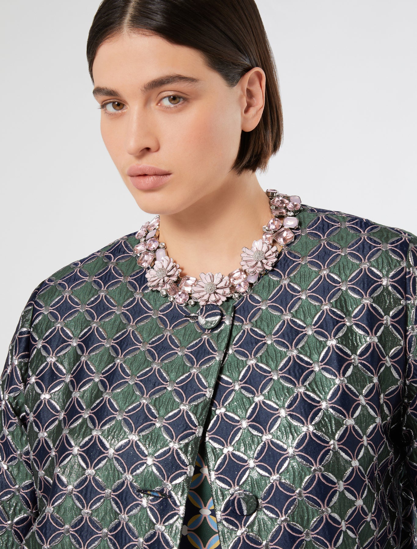 Necklace with cabochon gemstone