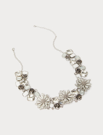 Necklace with cabochon gemstone