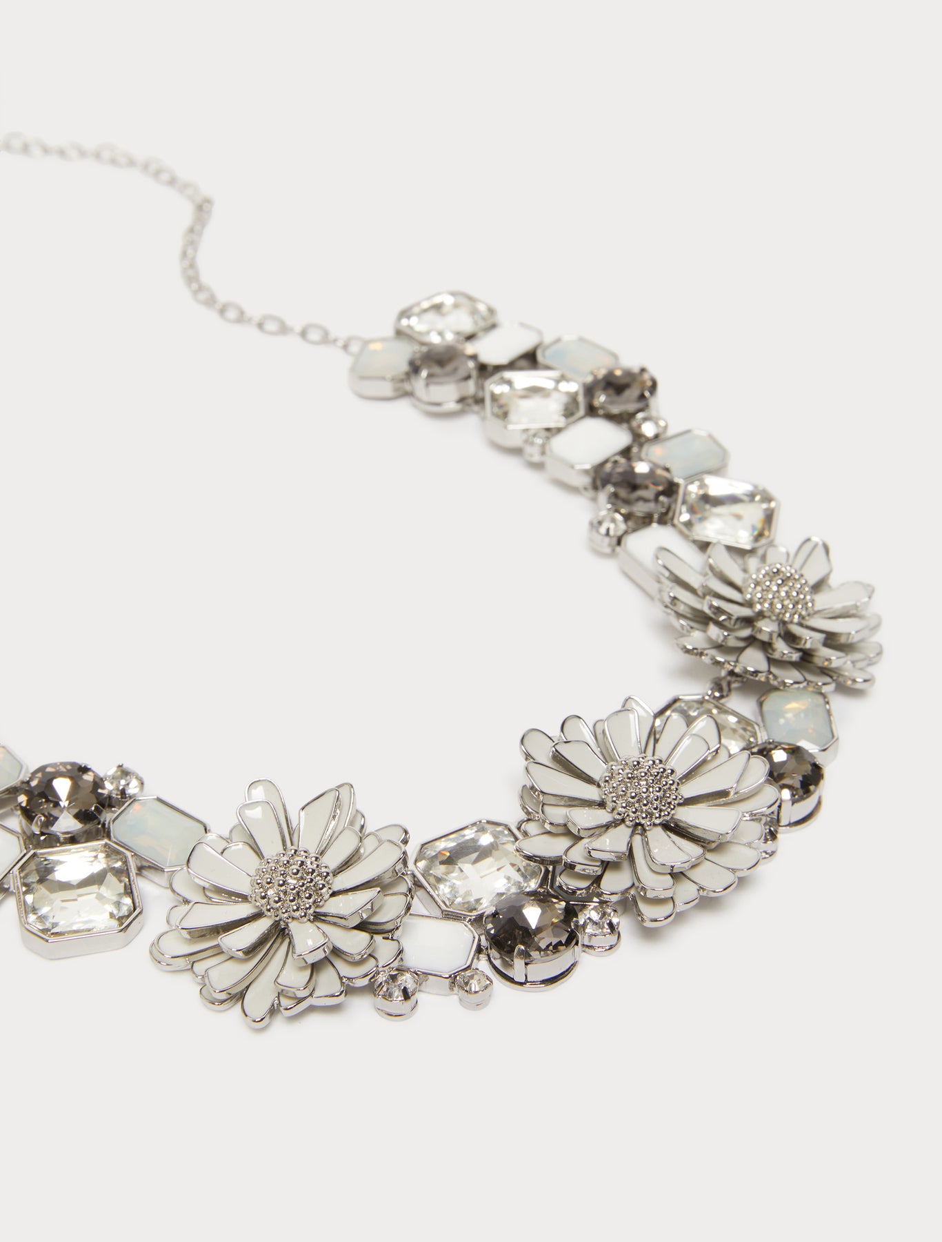 Necklace with cabochon gemstone