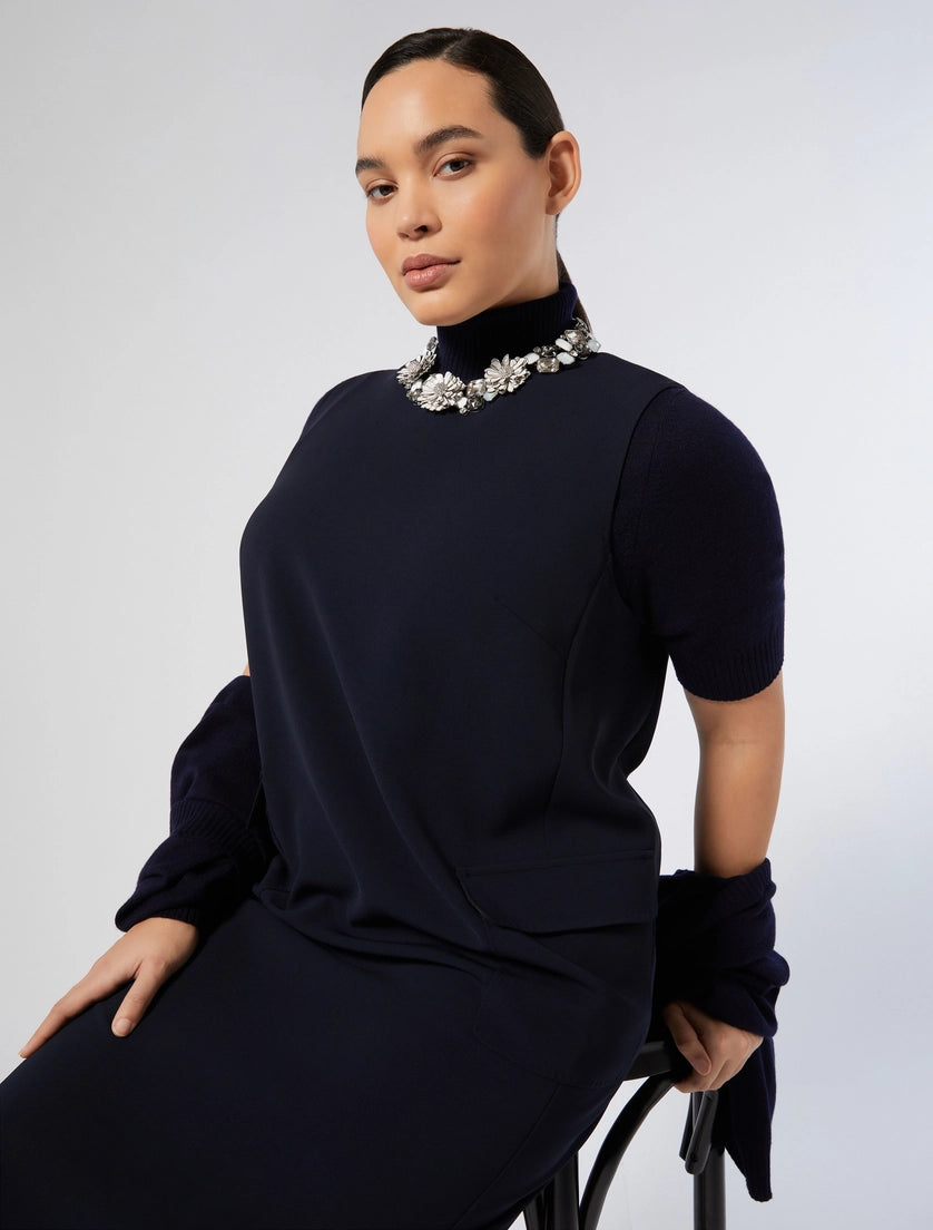 Necklace with cabochon gemstone