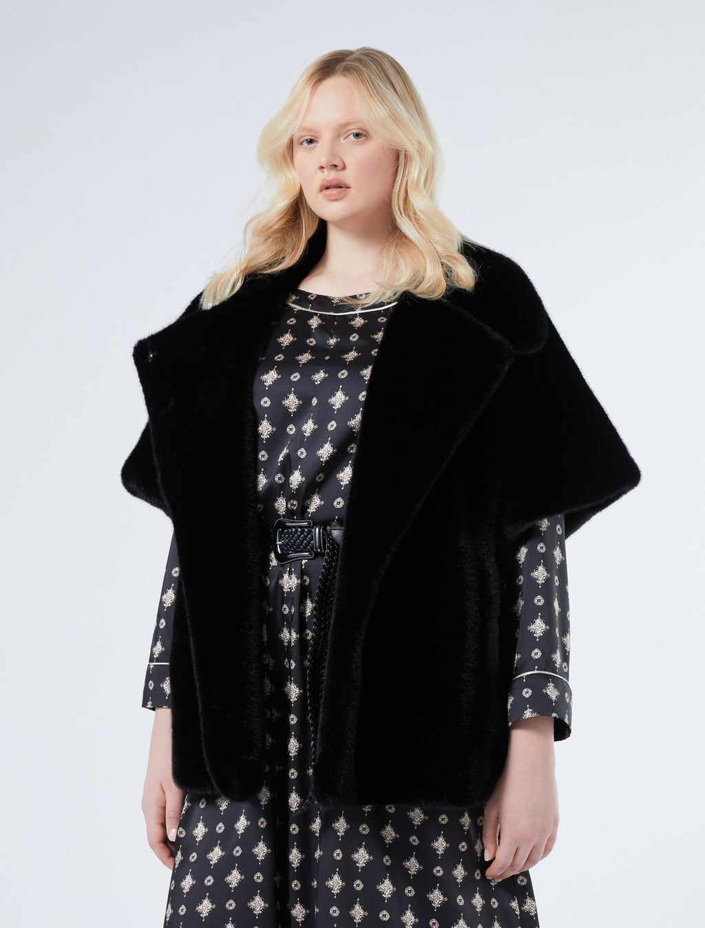 Fluffy-textured cape