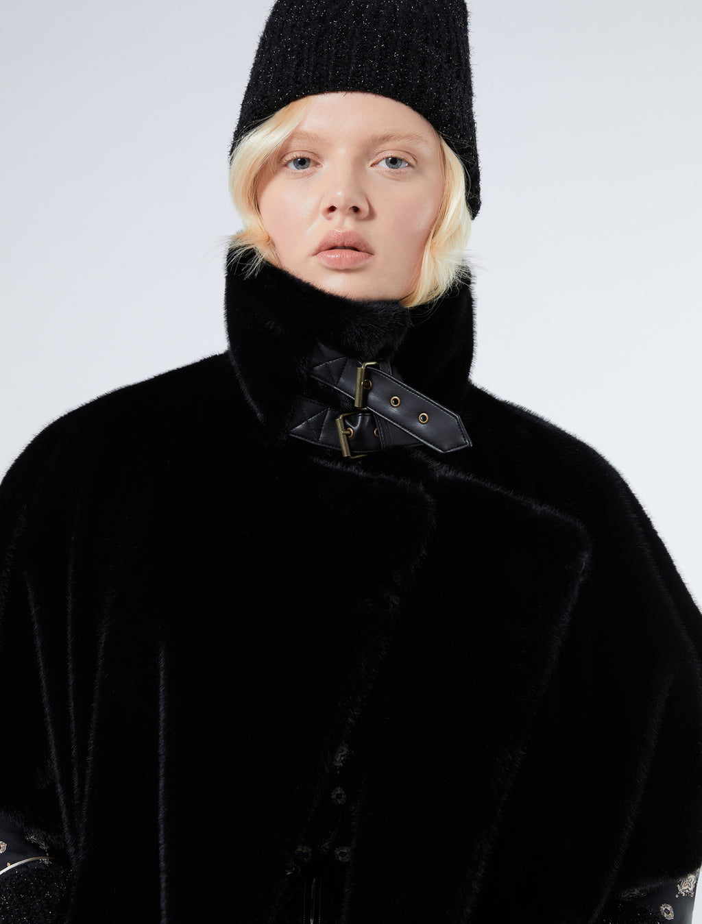 Fluffy-textured cape