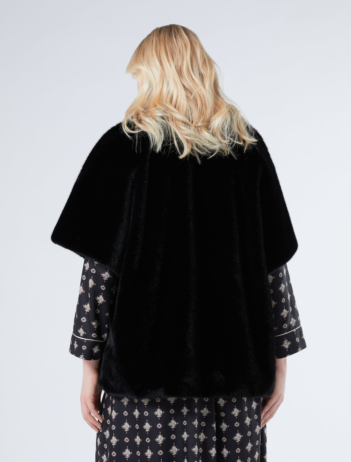 Fluffy-textured cape
